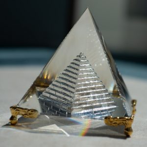 Crystal Pyramid Feng Shui with Foot (8 cm)